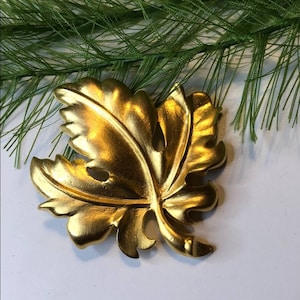 Vintage gold tone maple leaf brooch, fall/autumn