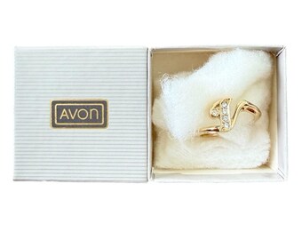 Vintage 1984 Avon Initial V Ring Simulated Diamond Gold Tone Size 9 NIB NOS