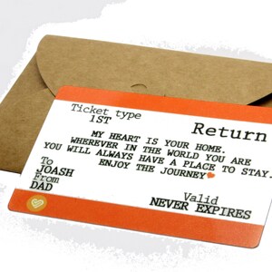 Pu&ograve; includere: Carta arancione e bianca con il testo "Ticket type 1ST Return" e "My heart is your home. Wherever in the world you are you will always have a place to stay. Enjoy the journey."  La carta ha anche il testo "To Joash From Dad" e "Valid Never Expires".