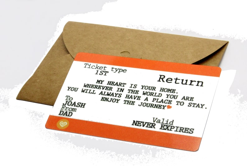 Pu&ograve; includere: Carta arancione e bianca con il testo "Ticket type 1ST Return" e "My heart is your home. Wherever in the world you are you will always have a place to stay. Enjoy the journey."  La carta ha anche il testo "To Joash From Dad" e "Valid Never Expires".