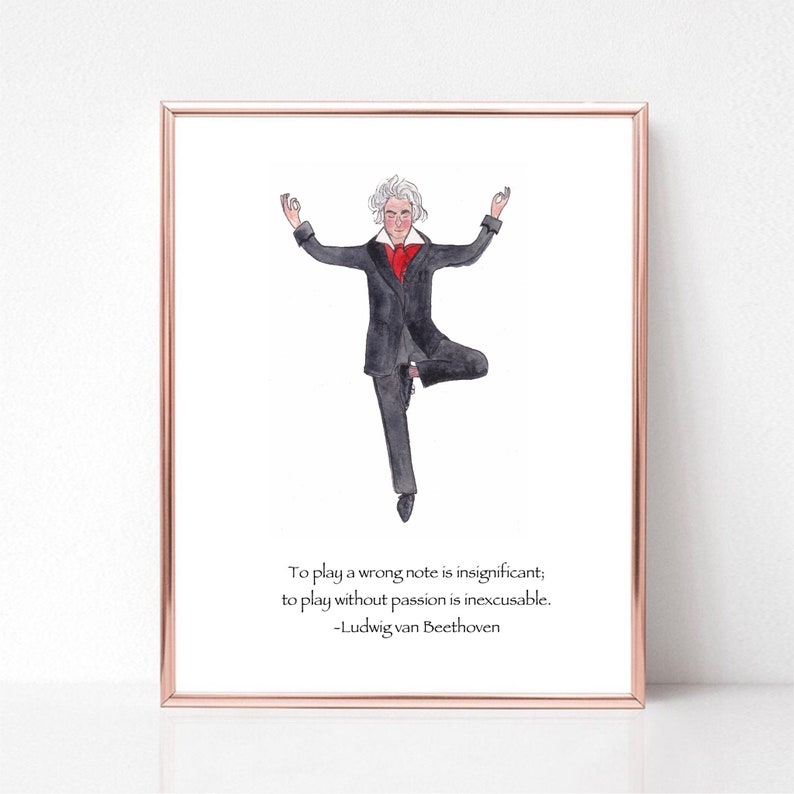 Puede incluir: Una impresi&oacute;n de arte imprimible con una ilustraci&oacute;n de dibujos animados de Ludwig van Beethoven en una pose de yoga. La cita "Tocar una nota incorrecta es insignificante; tocar sin pasi&oacute;n es inexcusable. -Ludwig van Beethoven" est&aacute; impresa debajo de la ilustraci&oacute;n.