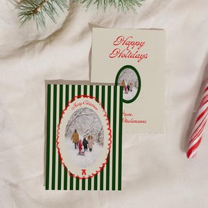 Bearbeitbare Weihnachtskartenvorlage - Grün- & cremefarbene Streifen mit handgezeichneter Jakobsmuschel, festliches Canva-Feiertagskartendesign zum sofortigen Download