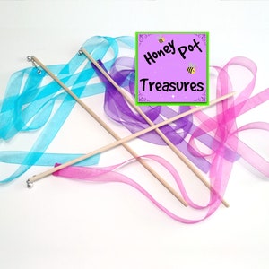 RUBAN transparent de 4 pi sur un manche de 16 po. avec émerillon et grelot avec 2 rubans pour encourager, danser, féliciter et s&#39;amuser.