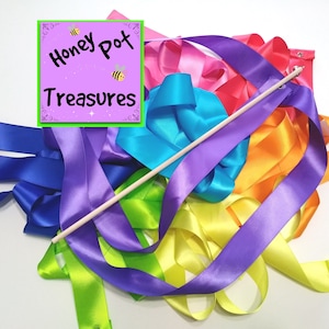 BAGUETTE DE RUBAN Ruban de satin de 6 pi sur un manche de 16 po. de long avec anneau pivotant et grelot pour louange, acclamation, danse rythmique, garçon fille, cadeau amusant tourbillonnant pour enfant