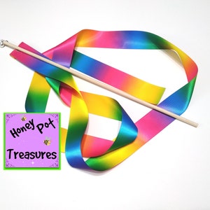 RUBAN BAGUETTE Ruban de satin arc-en-ciel de 6 pi sur un manche de 16 po. avec émerillon et cloche pour encourager, danser et s&#39;amuser.