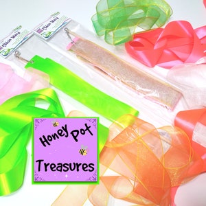 RIBBON WAND Pack fluorescent - deux rubans transparents de 6 pi sur une tige de 16 po. plus un ruban de satin de 6 pi sur une tige de 16 po., chacun avec émerillon et cloche