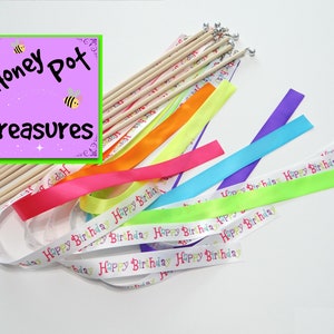 RUBAN BAGUETTE 60 cm Ruban joyeux anniversaire sur manche de 40 cm (16 po.) avec anneau pivotant et clochette pour enfant, danse amusante, jeu garçon fille, fête