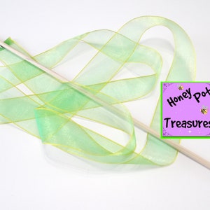 RUBAN BAGUETTE DE Danse, Ruban scintillant fluorescent vert-jaune de 6 pi sur une tige de 16 po. avec émerillon et cloche pour encourager, danser et s&#39;amuser.