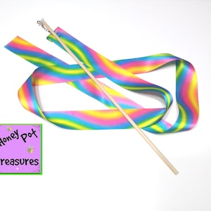 RIBBON WAND 6 &#39;Rainbow Wave Satinband auf 40 cm Griff mit Wirbel und Glocke.