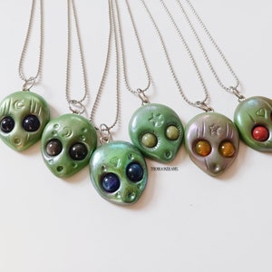 Collar con colgante de extraterrestre verde lindo, dije de cara de extraterrestre esculpido a mano con ojos de piedras preciosas, joyería espeluznante espacial retro, arte de ciencia ficción OVNI para usar