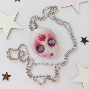 Hand gebeeldhouwde roze alien gezicht hanger ketting Valentijnsdag buitenaardse klei sieraden schattige buitenaardse pastel goth kawaii ufo scifi-kunst