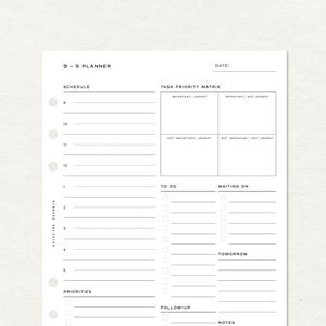 Op de afbeelding: Een witte 9-5 plannerpagina met zwarte tekst en lijnen. Het bevat een schema van 9 tot 5, een taakprioriteitsmatrix, to-do- en wachtlijsten, een prioriteitensectie, een follow-up-lijst, een vergadersectie, een morgen-sectie en een raster voor notities.