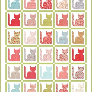Puede incluir: Un patrón de colcha con un diseño repetitivo de gatos estilizados en varios colores y patrones. Los gatos están dispuestos en un patrón de cuadrícula con un borde verde.