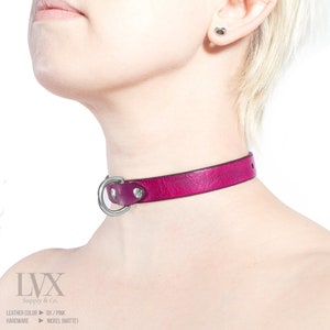 Pode incluir: Um colar de couro rosa com um anel de metal prateado e dois tachas prateadas. O texto "LVX Supply & Co." &eacute; impresso na parte inferior da imagem. O texto "Leather Color: OX / PINK" e "Hardware: Nickel (MATTE)" tamb&eacute;m &eacute; impresso na parte inferior da imagem.
