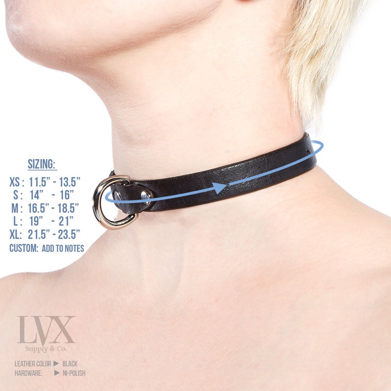 Pode incluir: Gargantilha de couro preto com um anel prateado e uma tabela de tamanhos. XS: 11,5 cm - 13,5 cm, S: 14 cm - 16 cm, M: 16,5 cm - 18,5 cm, L: 19 cm - 21 cm, XL: 21,5 cm - 23,5 cm, PERSONALIZADO: ADICIONAR &Agrave;S NOTAS.  LVX Supply & Co. COR DO COURO PRETO HARDWARE ►NI-POLISH