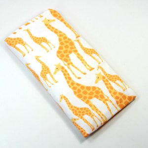Op de afbeelding: Witte stof met een herhalend patroon van oranje giraffen. De giraffen kijken allemaal dezelfde kant op en hebben een gevlekt patroon.