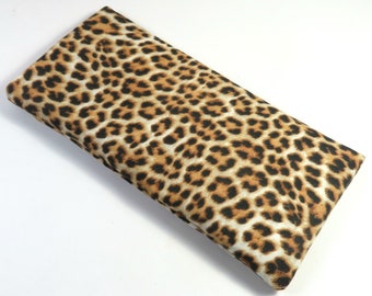Pode incluir: Um tecido de estampa de leopardo marrom e preto sobre fundo branco.