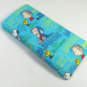 Può includere: Tessuto blu con un motivo ripetuto di personaggi dei Peanuts e fumetti. Il testo nei fumetti include "Good Grief!" e "HAHAHA!"