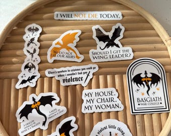 Könnte beinhalten: Eine Sammlung von gestanzten Vinyl-Aufklebern mit Drachenillustrationen und Zitaten aus der Fourth Wing-Reihe, darunter Texte wie I WILL NOT DIE TODAY, WE DO NOT EAT OUR ALLIES, BASGIATH WAR COLLEGE und RIDERS QUADRANT in Schwarz, Orange und Weiß.