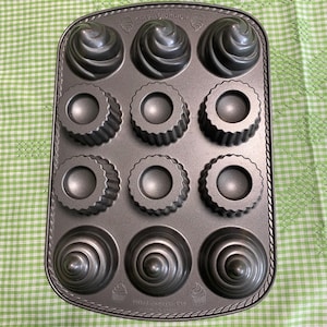 Nordicware filled cupcake pan (c11)