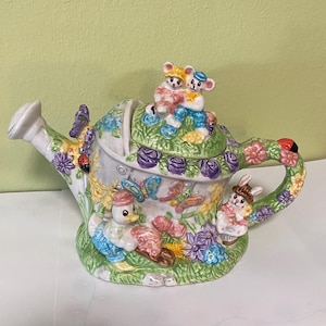 Adorable hand painted Easter teapot (FF)