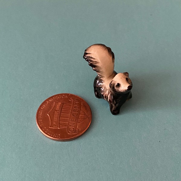 Miniature Hagen-Renaker ceramic skunk (c-s&b01)