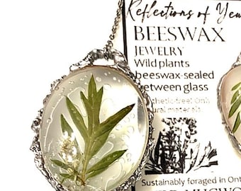 Collar con colgante de Artemisia silvestre: auténtica joyería botánica de terrario de vidrio con flores silvestres prensadas.