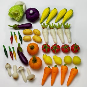 Peut inclure: Une collection de légumes et de fruits miniatures faits à la main en pâte polymère. L'ensemble comprend une variété de couleurs et de formes, telles que des tomates rouges, des citrouilles orange, des citrons jaunes, des poivrons verts et des aubergines violettes.