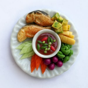 Accesorio en miniatura para casa de muñecas, escala 1:6, plato de cerámica con pasta de chile y caballa artificial tailandesa.