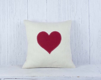 Housse d’oreiller coeur en toile de jute biologique.  Un cadeau de Saint-Valentin écologique avec une touche faite à la main. Décor de ferme et décor de la Saint-Valentin. 16X16