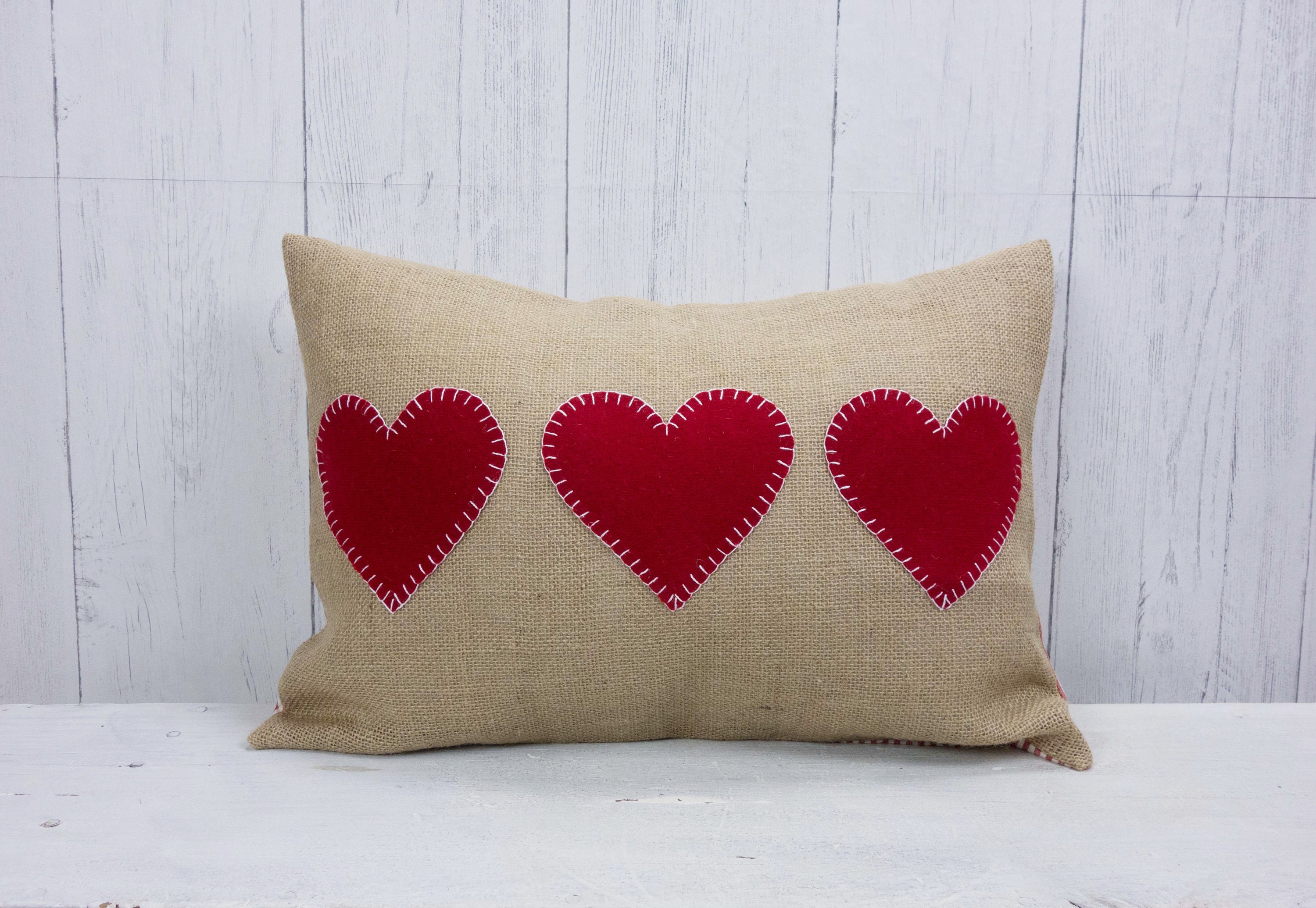 подушка в подарок. можно ли дарить подушки приметы. подушки из мебельной ткани. подушка дарена нега что за бонус. маленькие подушки на диван.