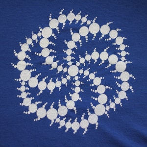 Puede incluir: Un patr&oacute;n en espiral blanco sobre un fondo azul. El patr&oacute;n est&aacute; formado por una serie de c&iacute;rculos que se hacen progresivamente m&aacute;s peque&ntilde;os a medida que se espiralizan hacia afuera.