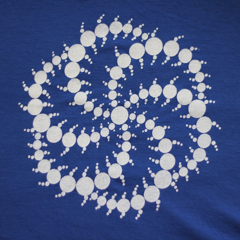 Puede incluir: Un patr&oacute;n en espiral blanco sobre un fondo azul. El patr&oacute;n est&aacute; formado por una serie de c&iacute;rculos que se hacen progresivamente m&aacute;s peque&ntilde;os a medida que se espiralizan hacia afuera.