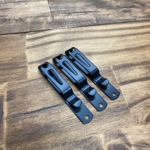 Puede incluir: Tres clips de bolsillo de metal negro. Los clips est&aacute;n dise&ntilde;ados para sujetarse a un cintur&oacute;n o bolsillo.