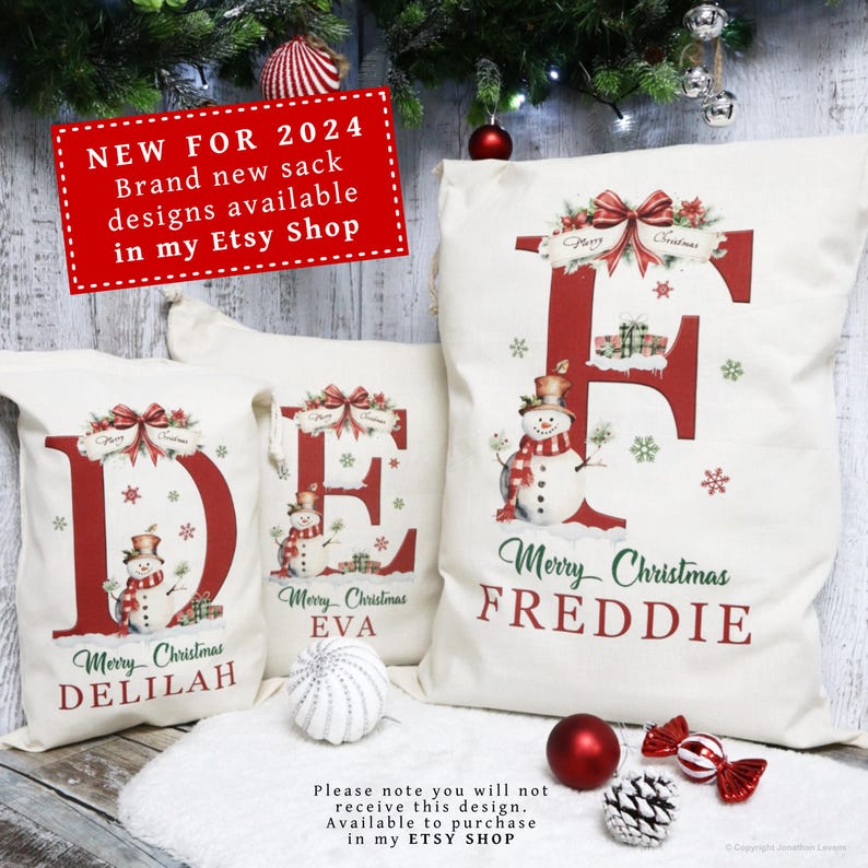 Puede incluir: Tres sacos navide&ntilde;os blancos con letras rojas, mu&ntilde;ecos de nieve y las palabras "Feliz Navidad" y nombres. Los sacos tienen un dise&ntilde;o festivo con lazos y copos de nieve. Un letrero rojo dice "NUEVO PARA 2024".