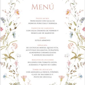 Peut inclure: Une carte de menu avec un design floral, avec un calice et le mot "MENÚ" en haut. Le menu énumère divers plats, dont Filete de Res, Gnocchi de Langosta et Ensalada, avec des éléments floraux décoratifs.
