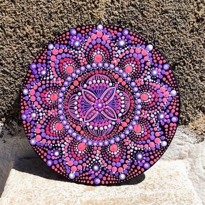 Mandala de puntos morados y rosas pintado a mano sobre cartón negro, 17 cm, obra de arte acrílica original de Francesca Licchelli, pequeño mandala morado