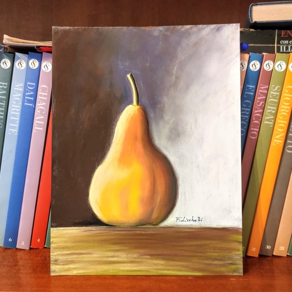 Nature morte avec une seule poire, pastels tendres sur papier Pastelmat, dessin poire jaune, poire décoration de cuisine, nature morte au pastel de fruits.