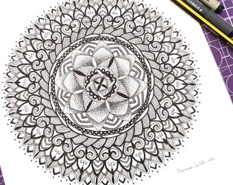Mandala disegno disegno a mano mandala immagine mandala originale arte geometria sacra mandala arte da parete Penna a inchiostro micro pigmentato su opere d'arte in carta.