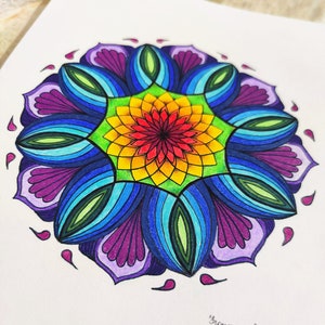 Disegno originale di mandala, arte a matita colorata su carta, 24 x 33 cm, arte murale ispirata ai chakra, mandala arcobaleno, mandala colorato