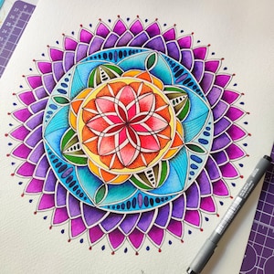 Mandala colorato dipinto a mano, acquerello e inchiostro su carta fine art. Decorazione murale astratta spirituale unica nel suo genere, mandala arcobaleno ad acquerello.