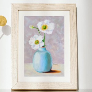 Natura morta con pastello morbido, opera d'arte floreale originale, fiori delicati in un vaso blu, disegno a pastello unico su carta vellutata, arte floreale a pastello