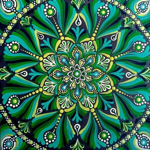 Mandala vibrante in acrilico su carta nera ricca di toni verdi e intricato ritmo decorativo, arte originale dipinta a mano. Arte mandala verde.