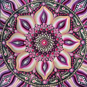 Dipinto mandala rosa e oro su carta nera, arte unica di geometria sacra, decorazione floreale vibrante, opera d'arte a punti dipinta a mano, mandala rosa da parete
