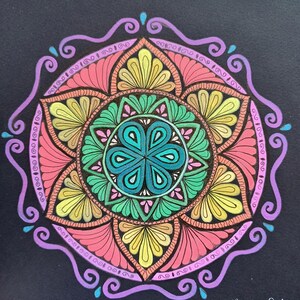 Mandala originale su carta nera Disegnato a mano con pennarelli acrilici Arte spirituale colorata 18,5x23,5 cm mandala arcobaleno arte murale mandala colorato