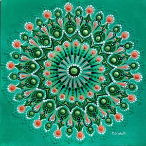 Dipinto a mano con motivo mandala verde, acrilico su tela, dettagli corallo e bianco, 17,7 x 17,7 cm, opera originale di Francesca Licchelli