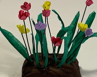 Jardín de casa de muñecas con flores de primavera en miniatura hechas a mano a escala 1:12