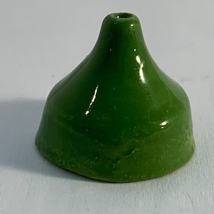 Op de afbeelding: Een kleine, groene keramische vaas met een afgerond, kegelvormig ontwerp. De vaas heeft een gladde, glanzende afwerking.