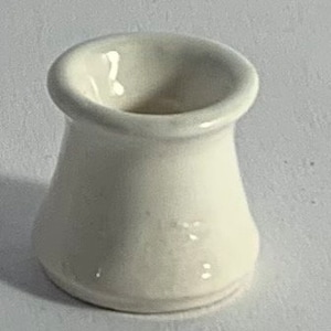 Op de afbeelding: Een kleine, witte keramische vaas met een uitlopende bovenkant en een ronde basis.