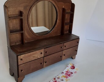 Cómoda retro en miniatura para casa de muñecas a escala 1:12 con vitrina con espejo incorporada. Acabado en nogal.